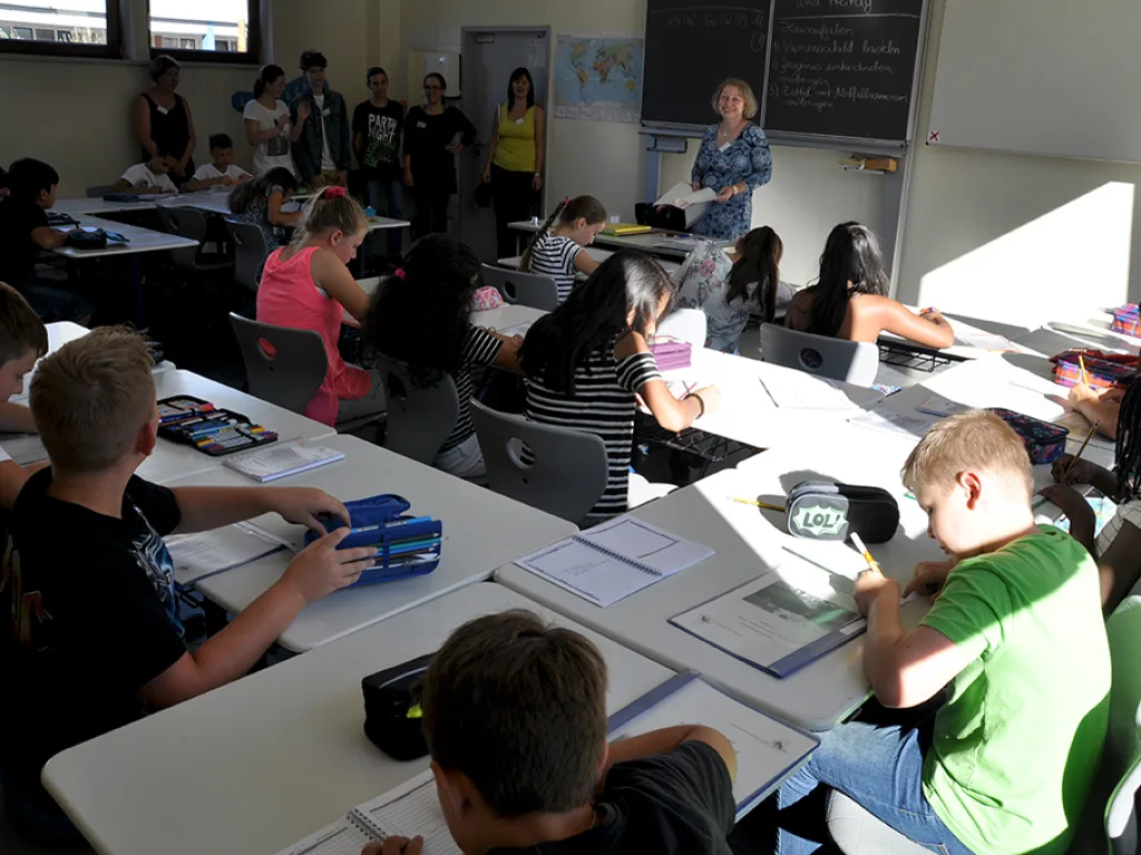 Blick in einen vollen Klassenraum während der ersten Stunde.